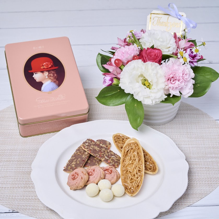 花のアレンジメントと焼き菓子