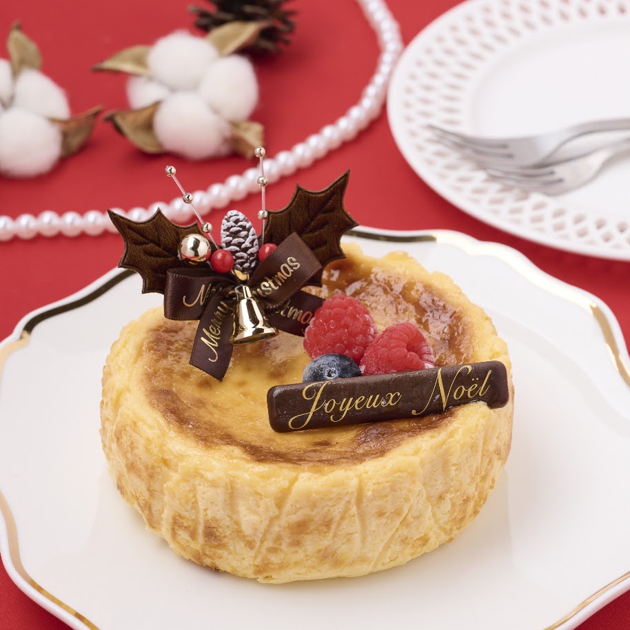 クリスマスの飾りを添えたチーズケーキ