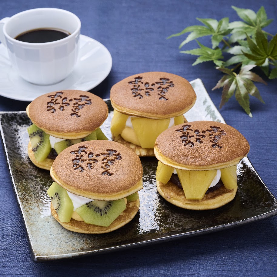 果実とクリームをはさんだどら焼き